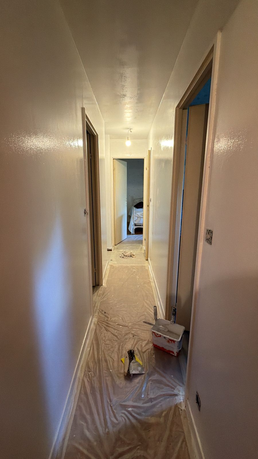 Couloir d'étage bâché sur toute sa longueur pendant la peinture - chantier Yvelines