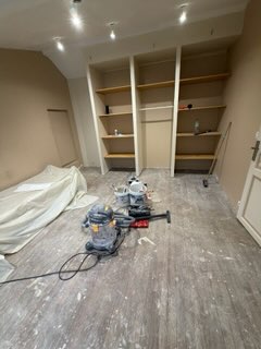 Préparation du chantier : ponçage et dépoussiérage avant mise en peinture