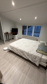 Suite parentale après peinture, mur gris-bleu et niche éclairée - Yvelines